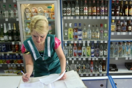 Магазинам в жилых домах хотят запретить продажу спиртного после 21.00