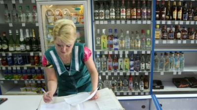 Магазинам в жилых домах хотят запретить продажу спиртного после 21.00